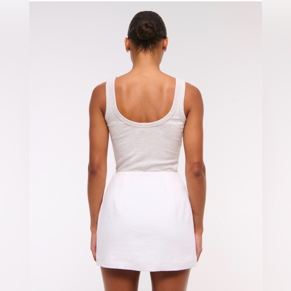 The A&F Scarlett Curve Love Linen-Blend Mini Skort - Picture 3 of 5